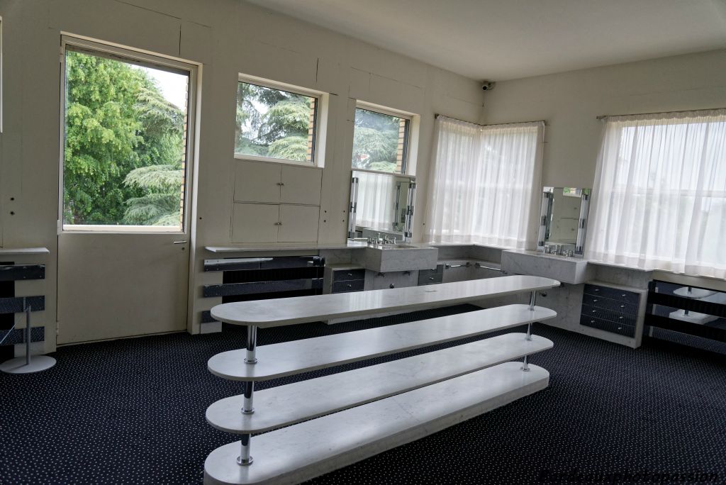 Chacun des parents dispose d'un lavabo et d'un meuble de rangement, meubles en métal avec poignées de tiroir en laiton chromé.